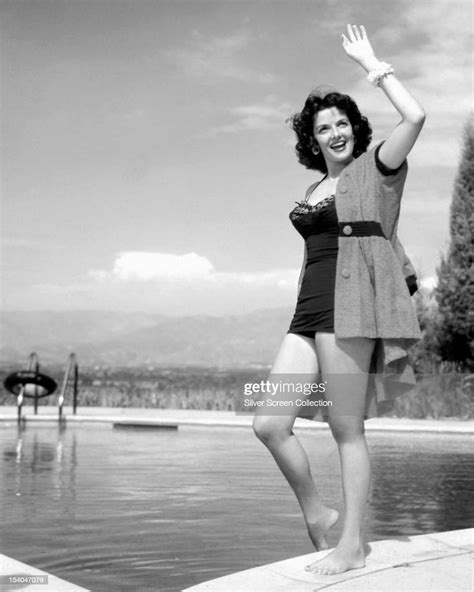 American Actress Jane Russell By A Swimming Pool Circa 1955 Nachrichtenfoto Getty Images