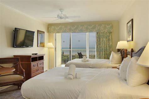 Upscale, oceanfront hotel, rated very high, $$$$, free parking, free wifi, outdoor swimming pool. Sanibel's Seaside Inn Sanibel Island, FL - See Discounts