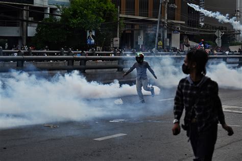 Thai Police Use Rubber Bullets Tear Gas Against Protesters Al Bawaba