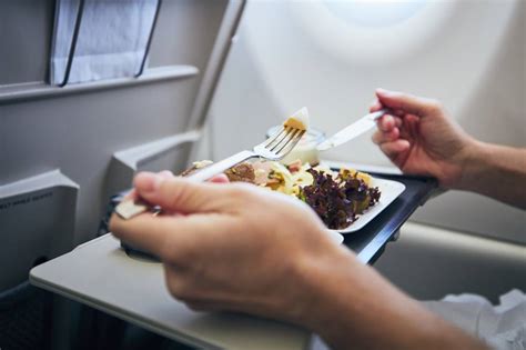 أسرار تمنعك من تناول الطعام على متن الطائرة