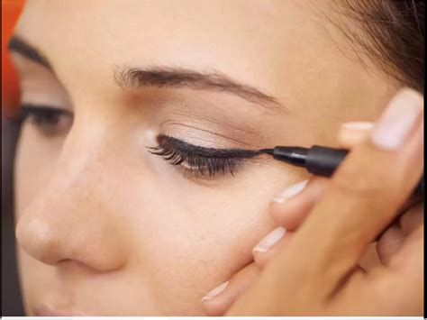 How To Apply Pencil Eyeliner How To Apply Eyeliner For Beginners Step