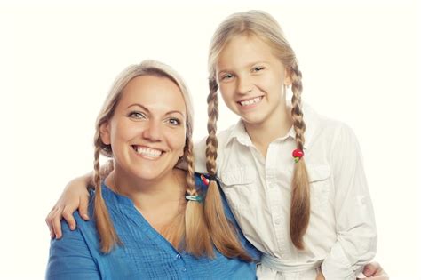 Retrato De Una Madre Alegre Y Su Hija Sonriendo A La Cámara Foto Premium