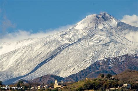Milo, nei secoli, fu sovente minacciato e danneggiato da colate laviche, ultima delle quali nel 1950. L'Etna con la chiesetta di Milo sullo sfondo PhotoCredit ...