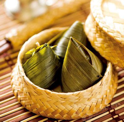 Zung2) is a traditional chinese rice dish made of glutinous rice stuffed with different fillings and wrapped in bamboo leaves (generally of the species indocalamus tessellatus), or sometimes with reed or other large flat leaves. 吃粽子 这件天经地义的小事-搜狐吃喝