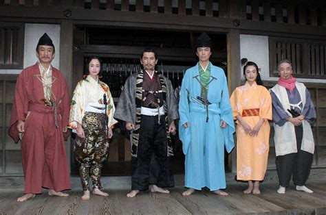 二つの世界は、「蝕」と呼ばれる現象によってのみ、行き来することができる。 〈十二国〉では、天意を受けた霊獣である麒麟が 選ばれし王が国を治め、麒麟がそれを輔佐する。 しかし、〈道〉を誤れば、その命は失われる。 気候、慣習、政治体制などが異なるそれぞれの国を. NHK大河ドラマ「麒麟がくる」のクランクイン会見で、劇中衣装 ...