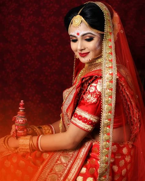 Love The Loooooook Indian Wedding Couple Photography Indian Wedding Photography Poses Mehendi