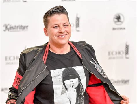 Der neuen single wegen dir (nachts wenn alles schläft). Kerstin Ott: So klingt ihr neues Album „Mut zur Katastrophe"