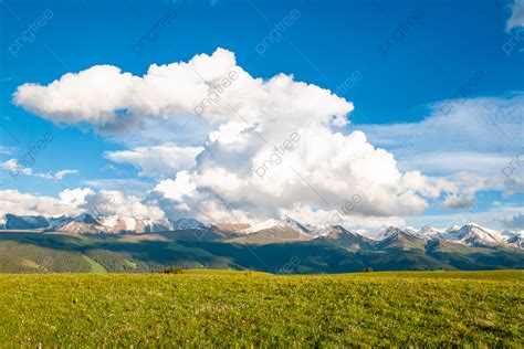 Background Langit Biru Awan Putih Dan Rumput Hijau Langit Biru Baiyun