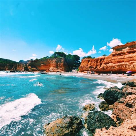 Ibiza or eivissa (in catalan and officially) is one of the balearic islands, a group of autonomous communities of spain. Cosa vedere a Ibiza, Una meta senza eguali