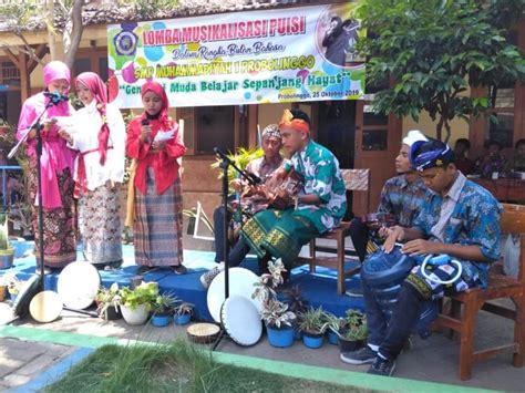 Salah satu contohnya adalah musik ansambel tradisional indonesia. Musikalisasi Puisi Perjuangan - Kumpulan Puisi
