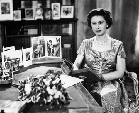 Erzsébet trónra lépésével elkezdődött a diplomáciai küldetések korszaka. Ilyen lámpalázas volt II. Erzsébet királynő, amikor 31 ...