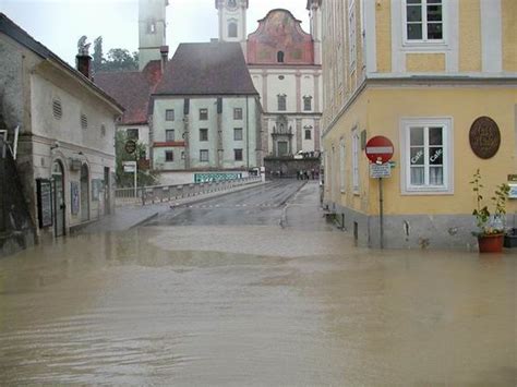 Steyr liegt am zusammenfluss der beiden flüsse enns und steyr, was leider auch hin und wieder ein nachteil sein kann. Hochwasser Steyr 2002 von frankyboy49