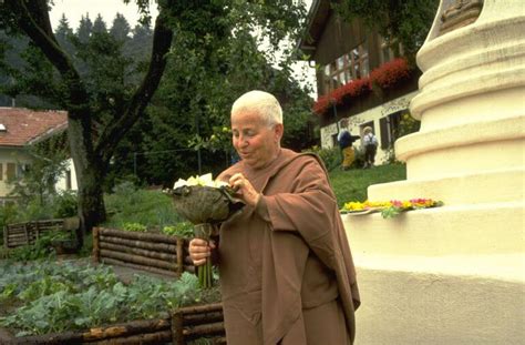 Can you bring the big platter of everything for two and that mixed. Ayya Khema - Buddha-Haus München