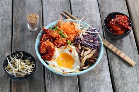 Koreanisches Bibimbap mit Shrimps Gemüse und Champignons