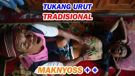 Tukang Urut Pijat Tradisional Menggunakan Daun Sirsak Indonesian Message Part 4 Youtube
