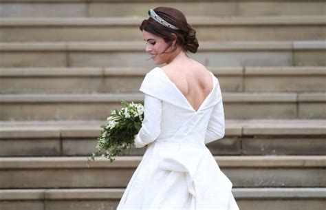Casamento Real Por Que A Princesa Eugenie Escolheu Um Vestido Que Deixava Sua Cicatriz à Mostra