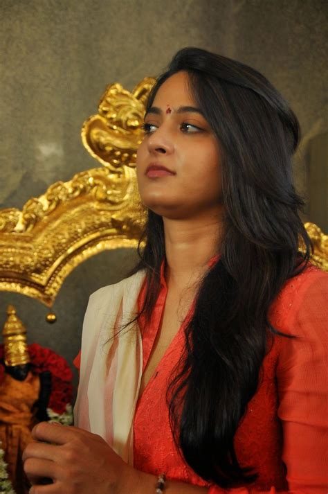 Inji iduppazhagi (இஞ்சி இடுப்பழகி) is a tamil comedy film which is directed by prakash kovelamudi performed by anushka shetty, arya on 27 november 2015. Anushka Inji Iduppazhagi Movie Launch Stills - Latest ...
