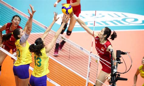 Fiecărei echipe îi sunt permise doar trei loviri pentru a trimite mingea către terenul celeilalte echipe. Vôlei: Bloqueio da China faz a diferença e Brasil perde no tie-break