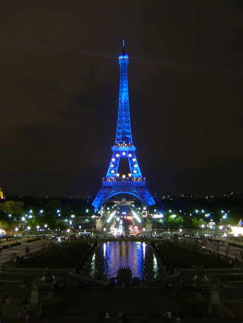 On y voit la place de la concorde envahie d'immenses tribunes, masquant le patrimoine historique et. Tour Eiffel en bleu | La Tour Eiffel illuminée de bleu et ...