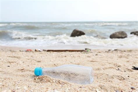 Imagen De Playa Sucia Llena De Botellas De Agua De Plástico Vacías Y