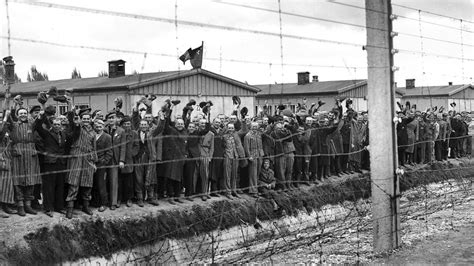 vor 72 jahren wurde das kz dachau befreit bild fotograf thomas böcker holt geschehenes zurück