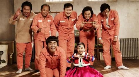 In prison he becomes friends with his fellow inmates and together they form a plan to smuggle his young daughter (xia vigor) inside the cell. Film Korea Miracle in Cell No 7 Akan Di Daur Ulang Rumah ...
