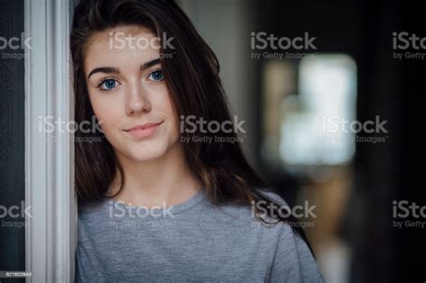gadis remaja cantik foto stok unduh gambar sekarang rambut cokelat 14 15 tahun remaja
