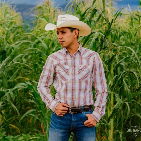 El vocalista del grupo musical caribu. Jhonny Caz, vocalista de Grupo Firme salió del clóset ...