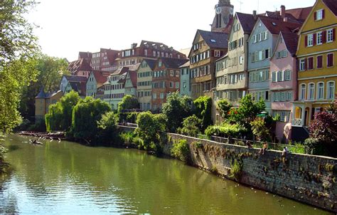 Er teilt sich an der neckarinsel (platanenallee) in den eigentlichen neckar und den neckarkanal (auch als flutkanal bezeichnet). Waar de Neckar ontspringt begint een van de populairste ...