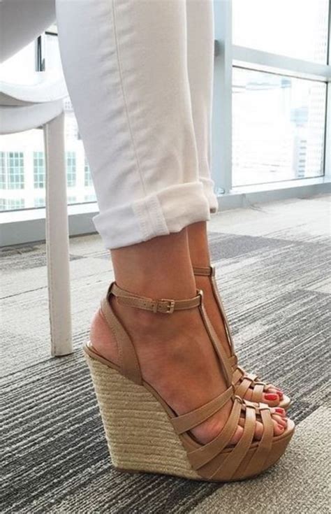 Noires ou blanches pour les plus classiques, imprimées ou à couleurs pour les plus tendances, à chaque tenue sa compensée ! Les sandales compensées, un vrai hit de l'été 2015 ...