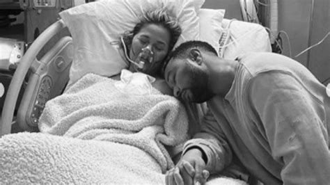 Chrissy Teigen John Legend Wife Suffer Miscarriage For Pregnancy Afta Two Weeks Bed Rest Bbc