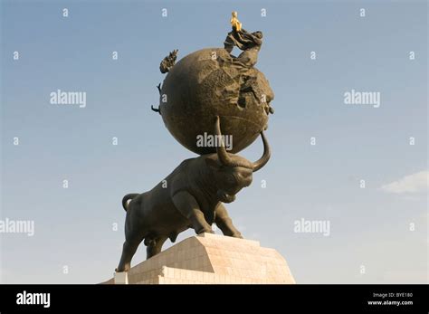Escultura De Un Toro Ashgabat Turkmenist N En Asia Central