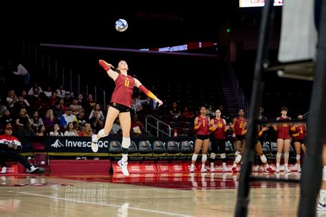 Womens Volleyball Battles Hard Falls To No Stanford Daily Trojan
