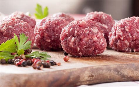 The filling has savory ingredients, most often minced meat, fish or cheese, and is served as an entrée, main course. Beef Rissoles - HQM