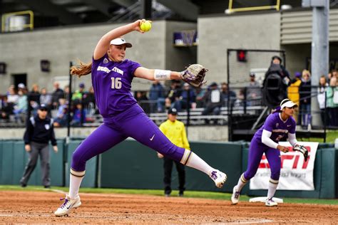 Washington Softball Team Loses Its 6th Straight As Oregon Completes 3