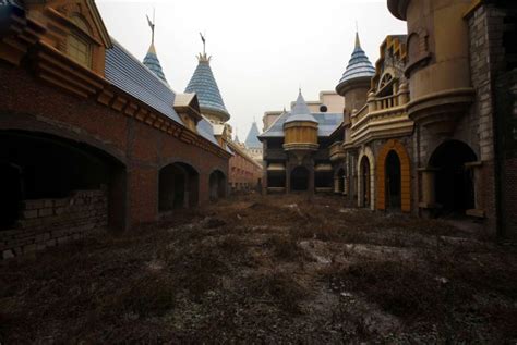 Abandoned Fake Disneyland In China 18 Pics