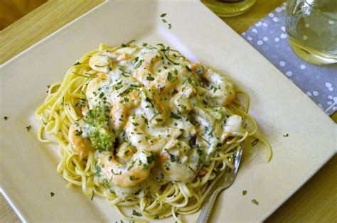 Easy shrimp alfredo recipe comes together in minutes for an amazing meal. Don't Disturb This Groove: Shrimp And Broccoli Alfredo