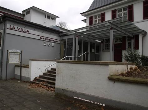 Built along his guiding principle of the gesamtkunstwerk the villa stuck combined all aspects of architecture, art, music, theatre, and life within its walls and garden. Leverkusen, Bild: Stadthalle, Eingang