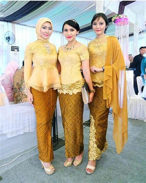 Kombinasi satin & polos, batik, modern, mewah, pesta, orang gemuk, terbaru, polos, bagus. Model Kebaya Batik Kuning - Inspirasi Kebaya Indonesia