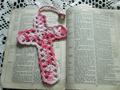 These ten free crochet bookmark patterns are perfect for making presents. Crocheted Cross - Bookmark with Bead | Crochet cross ...
