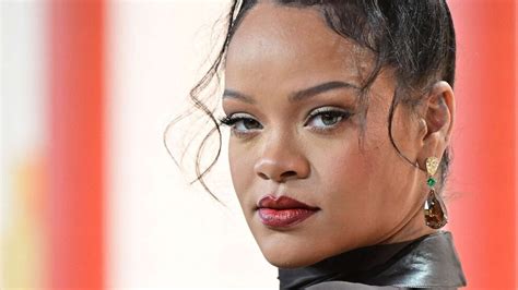 Rihanna Steps Down As Savage X Fenty Ceo Welcomes Hillary Super She Is A Strong Leader Abc
