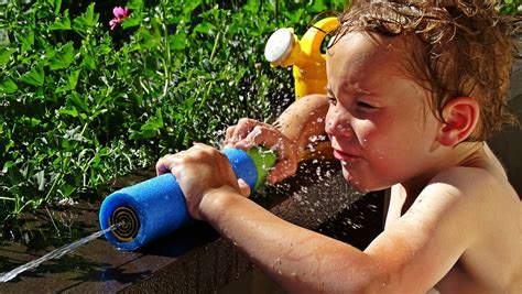Descubre los mejores juegos de agua para niños✅. 10 Juegos De Agua Para Hacer Con Niños - Pequeños Grandes ...