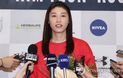 Vnl 3주차에 합류하는 김연경(왼쪽에서 5번째)도 프로필 사진 촬영에 동참했다. 여자배구 '거포' 김연경, VNL 대표팀 합류 위해 31일 출국