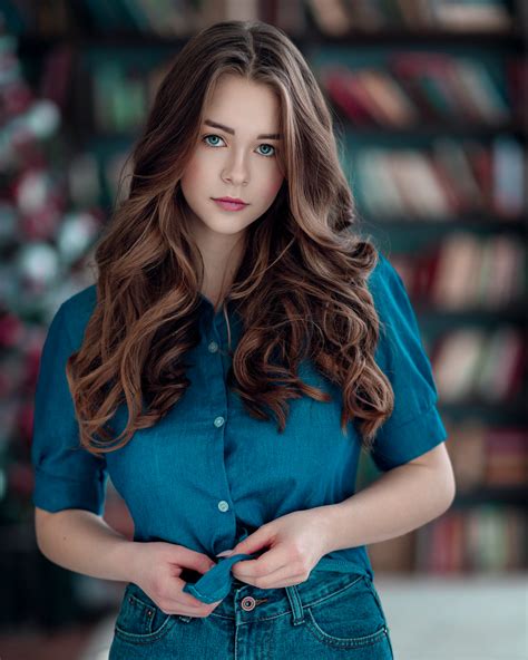 Wallpaper Wanita Model Rusia Melihat Viewer X Lamia