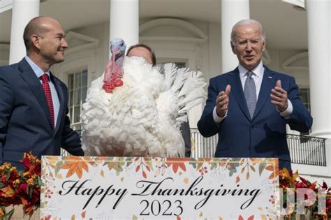photo president biden pardons thanksgiving turkey at white hpuse wap20231120501b