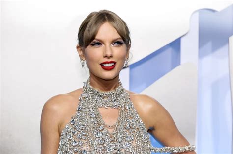 Taylor Swift Sparkles In Floating Crystal Eyeliner At The Mtv Vmas Popsugar Australia