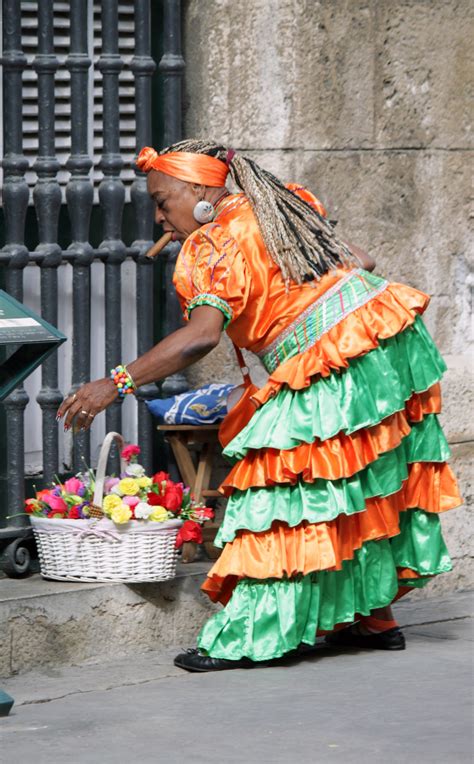 fotos gratis mujer recreación carnaval cuba festival colores cigarro evento personaje
