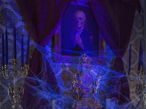 Orlando Local Turns His House Into Disney Worlds Haunted Mansion