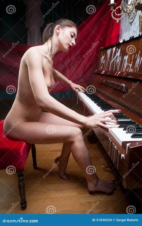 Schöne Nackte Frau Auf Klavier Spielt Stockfoto Bild von kasten