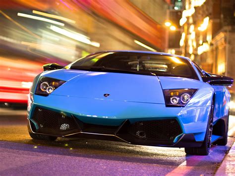 Lamborghini Azul Coche En La Carretera De Noche De La Ciudad Fondos De